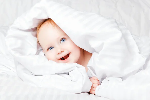 Sevimli Mutlu Çocuk Mavi Gözlü Beyaz Battaniye Dışarı Arıyorum Kopya — Stok fotoğraf