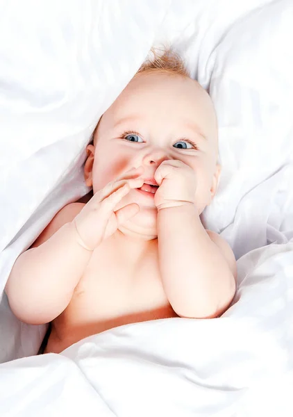 Niedliches Kleines Baby Lächelt Über Weiße Decke — Stockfoto