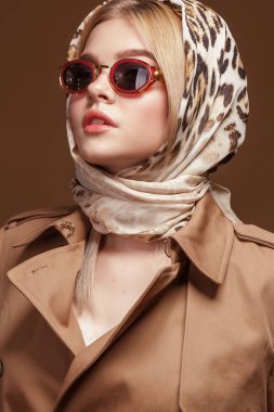 moda; leopar; Yazdır; modeli; güneş gözlüğü; kadın; stil; hayvan; sokak; giysiler; elbise; Kız; yürüyüş; zarif; düşmek; Bayan; güzel; Cilt; Erkek; Kadınlar; Şehir; moda; saç; kıyafet; Hendek; kat; Beyaz; Genç; Sonbahar; bahar; portre; Stylus kalemler