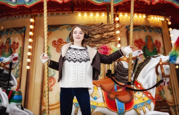 Mooie Gelukkige Vrouw Met Lange Vawy Haar Lachend Winter Carrousel — Stockfoto