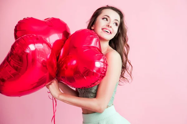 Ευτυχισμένος Νεαρή Γυναίκα Κόκκινα Μπαλόνια Περιποιημένο Ροζ Φόντο — Φωτογραφία Αρχείου