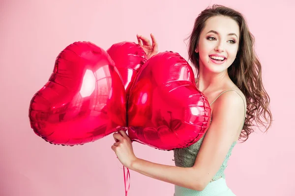 Glad Ung Kvinna Med Röda Ballonger Var Över Rosa Bakgrund — Stockfoto