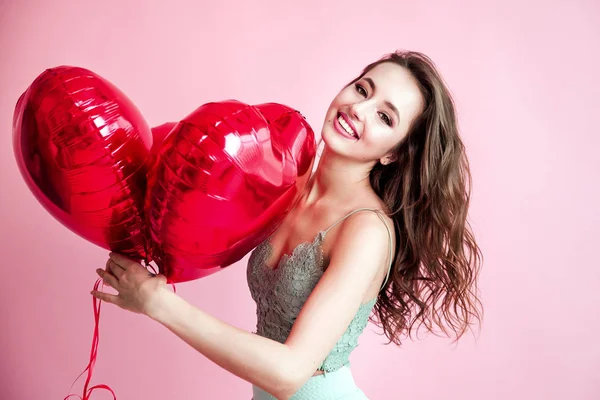 Ευτυχισμένος Νεαρή Γυναίκα Κόκκινα Μπαλόνια Περιποιημένο Ροζ Φόντο — Φωτογραφία Αρχείου