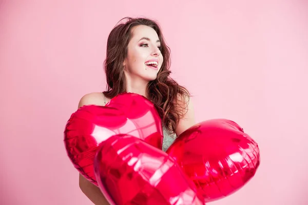 Gelukkig Jonge Vrouw Met Rode Ballonnen Smilling Roze Achtergrond — Stockfoto