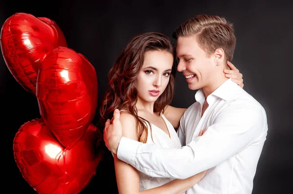 Šťastný Mladý Muž Žena Lásce Selegrate Valentines Den Muž Dává — Stock fotografie