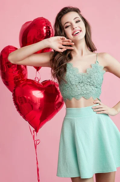 Щаслива Красива Молода Жінка Червоними Кульками Рожевому Тлі День Святого — стокове фото