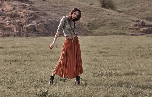 Retrato de alta moda de modelo de mujer hermosa joven en estilo — Foto de Stock