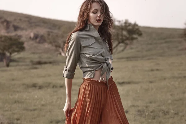 Retrato de alta moda de jovem modelo de mulher bonita na elegante — Fotografia de Stock