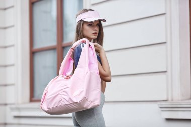 Spor fitness çantası açık güzel lekeli kadın. Sağlık bir