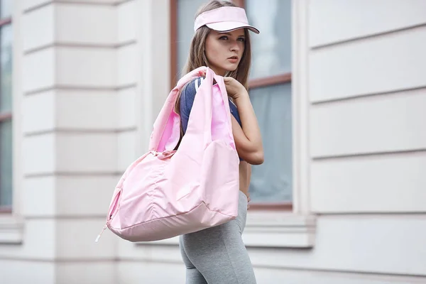 Belle femme spotry avec sac de fitness sport en plein air. Santé et sécurité — Photo