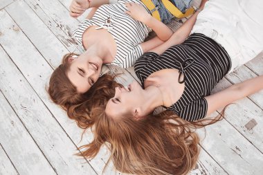 İki güzel genç kadın eğleniyor, gülümsüyor ve wo gülüyor