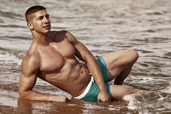 Summer vacation. Sexy muscular man on the beach. — Stock Photo, Image