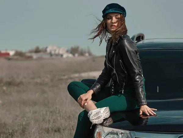 Deri siyah dışında esmer kadın yüksek moda portre