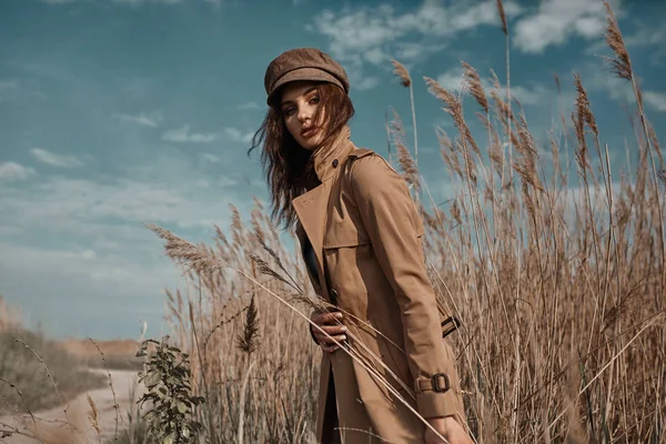 Trençkot Yürüyüş Sonbahar veya Sp Güzel Genç Şık Kız