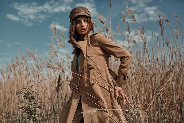 Bella giovane ragazza elegante in Trench cappotto a piedi autunno o Sp — Foto Stock