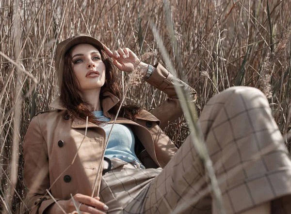 Bella giovane ragazza elegante in Trench cappotto a piedi autunno o Sp — Foto Stock