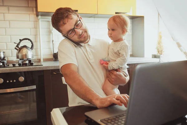 Pappa arbetar hemifrån på laptop med baby dotter — Stockfoto