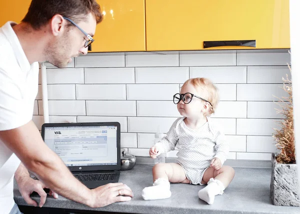 Сім'я батько працює з ноутбуком через Інтернет, говорячи фон — стокове фото