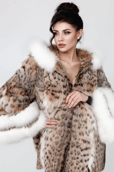 Schöne elegante Frau posiert in Luxus-Mode Pelzmantel über w — Stockfoto