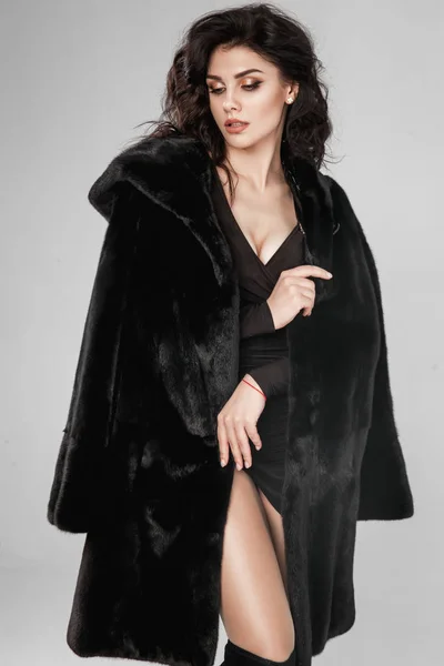 Hermosa mujer elegante posando en abrigo de piel de moda de lujo sobre w —  Fotos de Stock