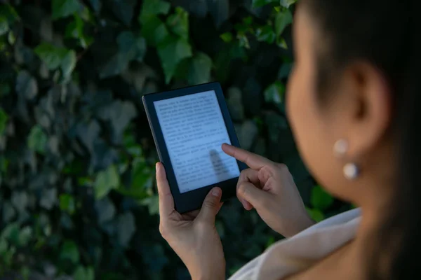 Young Latin Woman Reading Ebook Digital Tablet Device Focus Ebook — Stock Photo, Image