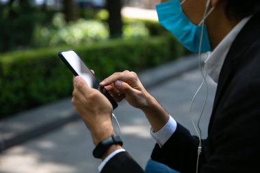 Sokakta cep telefonu kullanan adamların stok fotoğrafı..