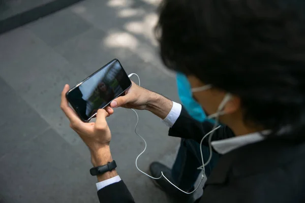 Sokakta cep telefonu kullanan adamların stok fotoğrafı..