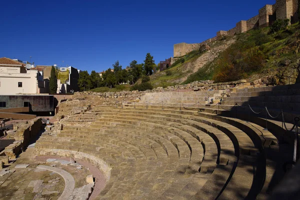 Bitişik olan restorasyon geçiren Malaga Andaluciaare sermaye şehir kalıntıları 1 yüzyıl M.ö kalma bir Roma Tiyatrosu Alcazaba girişine.  