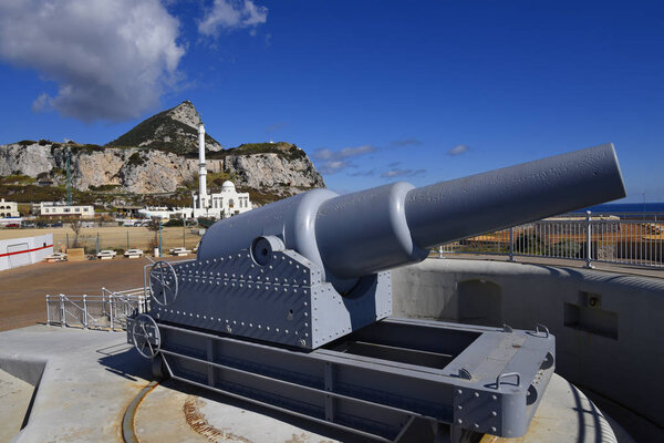 Гибралтар 23 февраля 2018.Gun and defences at Europa Point which is the most southerly point of the Rock of Gibraltar, watches over the Straits of Gibraltar
