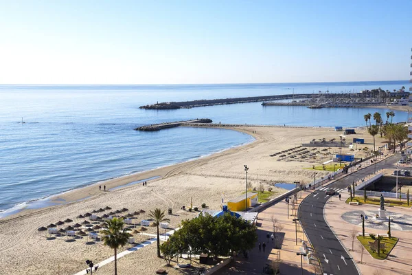 Fuengirola 23 Şubat 2018 Fuengirola plaj üzerinde Costa del Sol, çok sayıda tekne ve deniz gemiler Güney İspanya