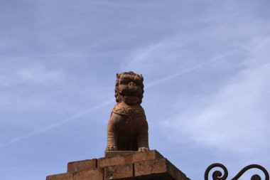 Capri Adası üzerinde Napoli Körfezindeki Anacapri'da söyleyeceklerim üzerinde Çin aslanı.