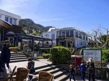 Napoli Körfezindeki İtalya Capri Adası Anacapri'da Monte Solaro turisti çekmek için sandalye Asansör istasyonu. Üst manzaraları nefes kesen