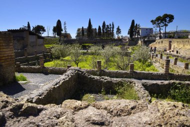 Herculaneum veya Ercolana, Napoli İtalya yakınındaki Pompeii içinde Vesuvius patlama 79ad, bunun yerine bu çamur kaynar suda sardı ve hava tesisatı gibi düşen kayalar tarafından gömülü değil. Bu çatılar, binalar ve eserlerin korunması 