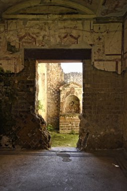 Herculaneum veya Ercolana, Napoli İtalya yakınındaki Pompeii içinde Vesuvius patlama 79ad, bunun yerine bu çamur kaynar suda sardı ve hava tesisatı gibi düşen kayalar tarafından gömülü değil. Bu çatılar, binalar ve eserlerin korunması 