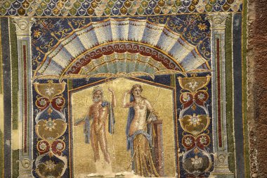 Herculaneum veya Ercolana, Napoli İtalya yakınındaki Pompeii içinde Vesuvius patlama 79ad, bunun yerine bu çamur kaynar suda sardı ve hava tesisatı gibi düşen kayalar tarafından gömülü değil. Bu çatılar, binalar ve eserlerin korunması 