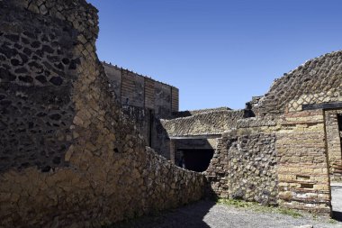 Herculaneum veya Ercolana, Napoli İtalya yakınındaki Pompeii içinde Vesuvius patlama 79ad, bunun yerine bu çamur kaynar suda sardı ve hava tesisatı gibi düşen kayalar tarafından gömülü değil. Bu çatılar, binalar ve eserlerin korunması 