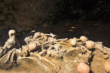 Herculaneum veya Ercolana, Napoli İtalya yakınındaki Pompeii içinde Vesuvius patlama 79ad, bunun yerine bu çamur kaynar suda sardı ve hava tesisatı gibi düşen kayalar tarafından gömülü değil. Bu çatılar, binalar ve eserlerin korunması 