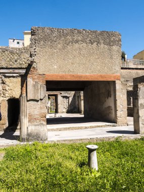 Herculaneum veya Ercolana, Napoli İtalya yakınındaki Pompeii içinde Vesuvius patlama 79ad, bunun yerine bu çamur kaynar suda sardı ve hava tesisatı gibi düşen kayalar tarafından gömülü değil. Bu çatılar, binalar ve eserlerin korunması 