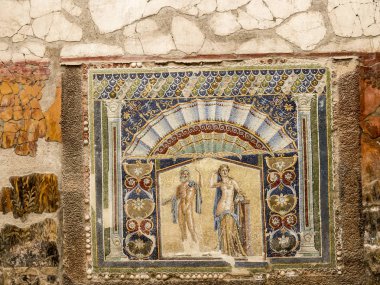 Herculaneum veya Ercolana, Napoli İtalya yakınındaki Pompeii içinde Vesuvius patlama 79ad, bunun yerine bu çamur kaynar suda sardı ve hava tesisatı gibi düşen kayalar tarafından gömülü değil. Bu çatılar, binalar ve eserlerin korunması 