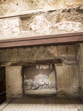 Herculaneum veya Ercolana, Napoli İtalya yakınındaki Pompeii içinde Vesuvius patlama 79ad, bunun yerine bu çamur kaynar suda sardı ve hava tesisatı gibi düşen kayalar tarafından gömülü değil. Bu çatılar, binalar ve eserlerin korunması 