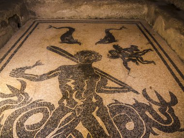 Herculaneum veya Ercolana, Napoli İtalya yakınındaki Pompeii içinde Vesuvius patlama 79ad, bunun yerine bu çamur kaynar suda sardı ve hava tesisatı gibi düşen kayalar tarafından gömülü değil. Bu çatılar, binalar ve eserlerin korunması 