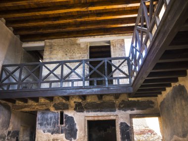 Herculaneum veya Ercolana, Napoli İtalya yakınındaki Pompeii içinde Vesuvius patlama 79ad, bunun yerine bu çamur kaynar suda sardı ve hava tesisatı gibi düşen kayalar tarafından gömülü değil. Bu çatılar, binalar ve eserlerin korunması 