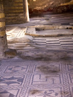 Herculaneum veya Ercolana, Napoli İtalya yakınındaki Pompeii içinde Vesuvius patlama 79ad, bunun yerine bu çamur kaynar suda sardı ve hava tesisatı gibi düşen kayalar tarafından gömülü değil. Bu çatılar, binalar ve eserlerin korunması 