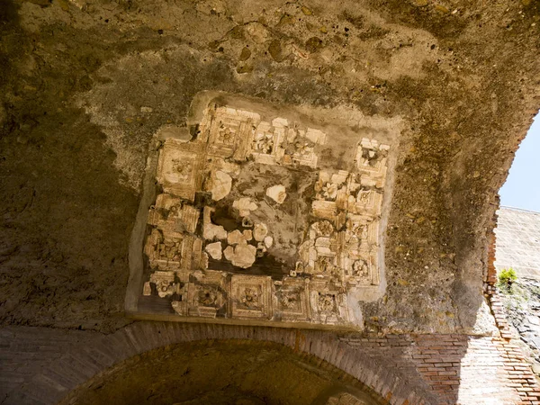 赫库兰尼姆 Ercolana 在意大利那不勒斯附近没有埋葬的岩石像庞贝是在79Ad 喷发的维苏威火山 而不是被淹没在沸腾的泥浆和过热的空气 这些保存的屋顶 建筑物和手工艺品 — 图库照片