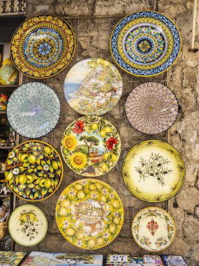 Ravello Amalfi Coast Güney İtalya yukarıda yüksektir. Bir güzel hill muhteşem manzaralı sahil şeridi üzerinde kasabadır. Onun çarpıcı seramikler için ünlüdür 