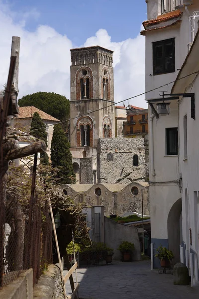 ラヴェッロは 南イタリアのアマルフィ海岸の上空です 海岸線の素晴らしい景色を望む美しい丘の町です これは教区の教会 狭い急勾配の登山道です — ストック写真