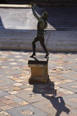 Ayrıca İtalya Napoli yakınındaki Vezüv Yanardağı gölgesi altında Roma şehir Pompei Napoli güneyinde bir kez dans Faun hanesi gömülü