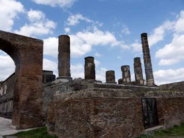 Sütunları bir kez forumda Roma şehir Pompei Napoli güneyinde Vezüv Ayrıca İtalya Napoli yakınındaki gölgesi altında gömülü