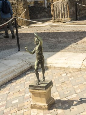 Ayrıca İtalya Napoli yakınındaki Vezüv Yanardağı gölgesi altında Roma şehir Pompei Napoli güneyinde bir kez dans Faun hanesi gömülü