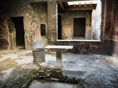 Ayrıca İtalya Napoli yakınındaki Vezüv Yanardağı gölgesi altında Roma şehir Pompei Napoli güneyinde bir kez villada iç gömülü